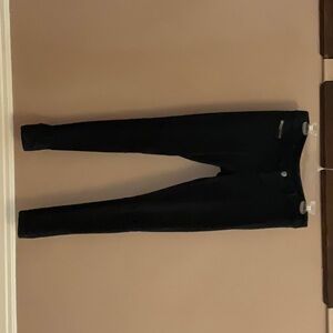 These size 6 express pants are black with a zipper and button w/ zipper pockets!